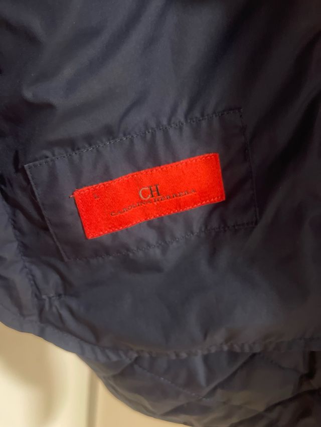 Parka Carolina Herrera azul y roja