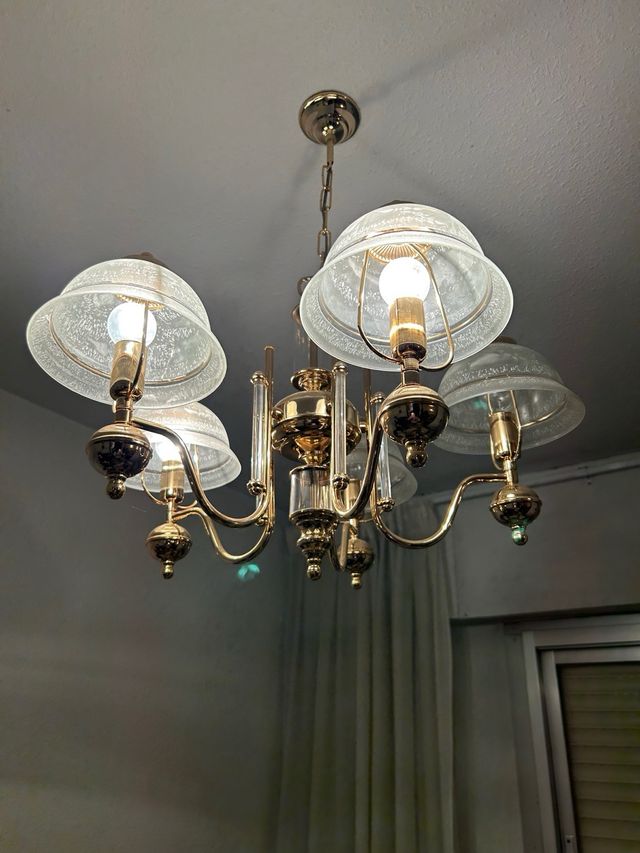 Lámpara de araña dorada antigua