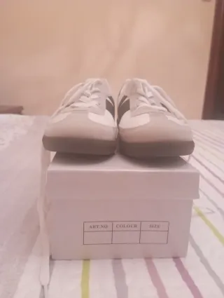 Zapatillas de vestir beige y blancas