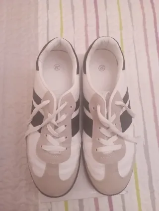 Zapatillas de vestir beige y blancas