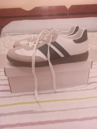 Zapatillas de vestir beige y blancas