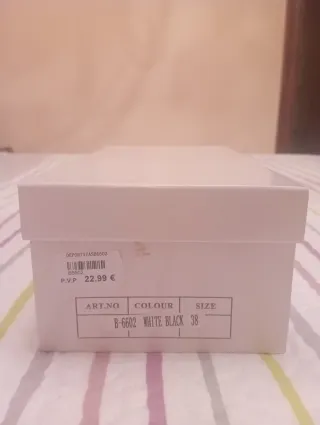 Zapatillas de vestir beige y blancas