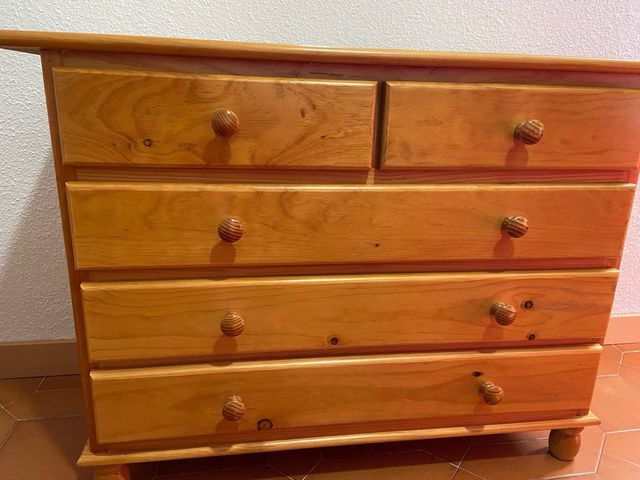 Cómoda y espejo rústicos de pino macizo