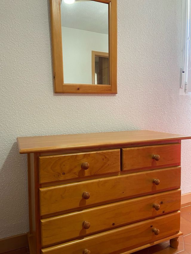 Cómoda y espejo rústicos de pino macizo