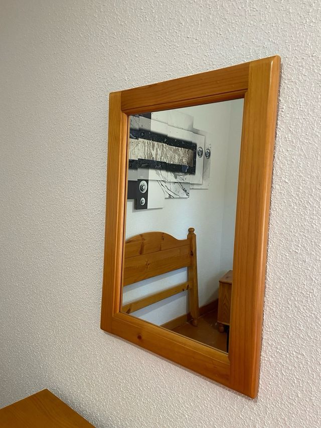 Cómoda y espejo rústicos de pino macizo