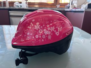 Casco infantil rosa con flores