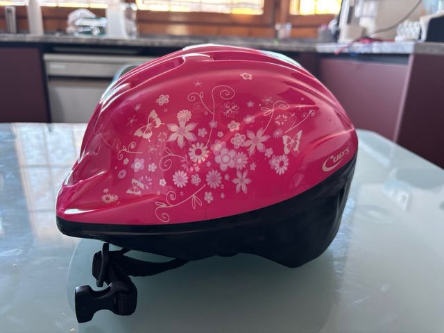 Casco infantil rosa con flores