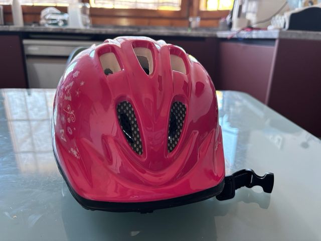 Casco infantil rosa con flores
