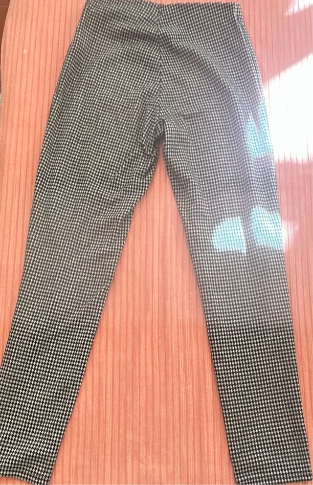 Pantalón efecto malla de colores blanco y negro
