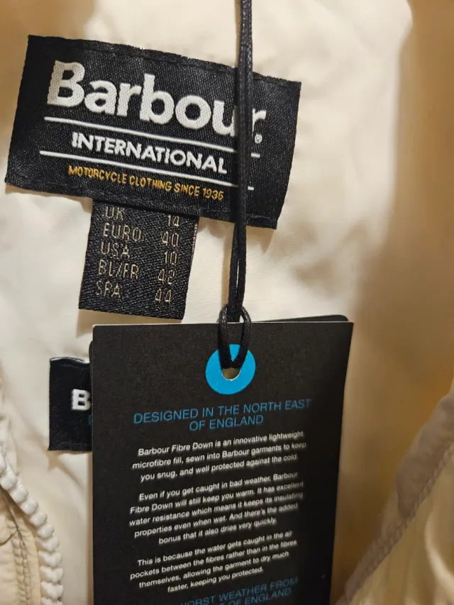 Chaqueta Barbour acolchada beige. Nueva
