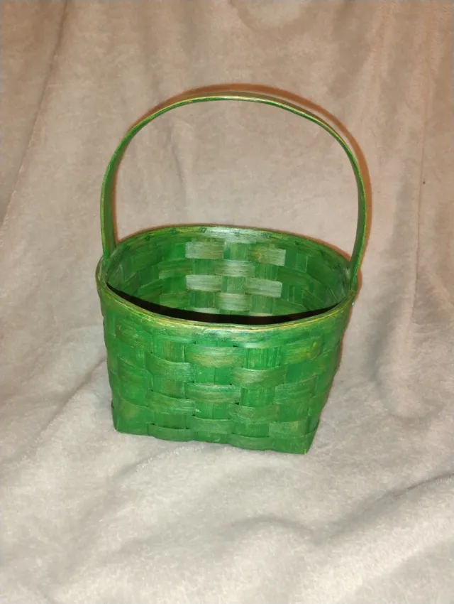 Cesta de mimbre verde con asa