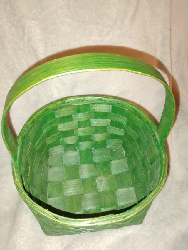 Cesta de mimbre verde con asa