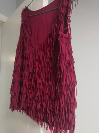 Camiseta tirantes flecos burdeos