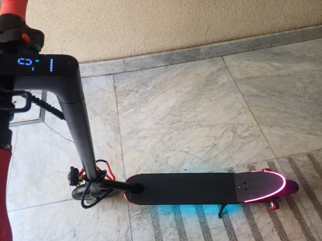 Patinete eléctrico con luces LED