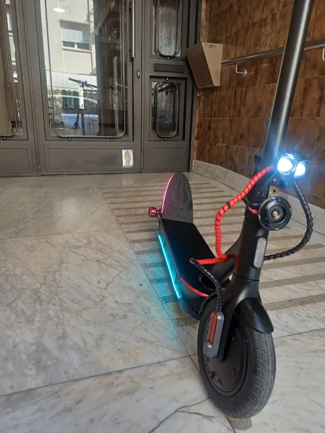 Patinete eléctrico con luces LED