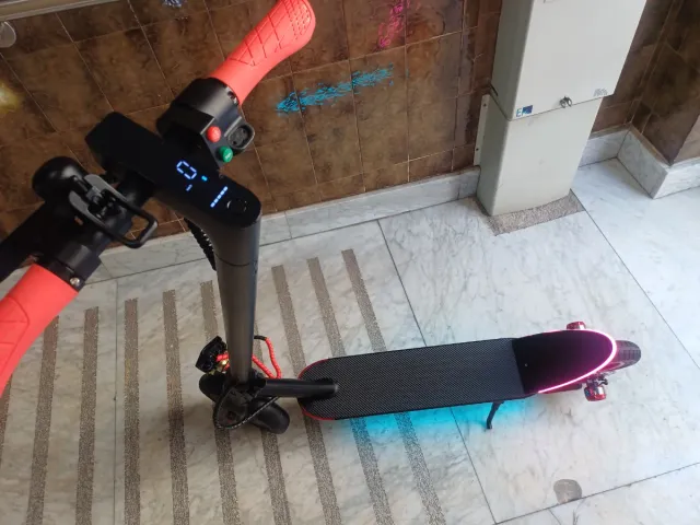 Patinete eléctrico con luces LED
