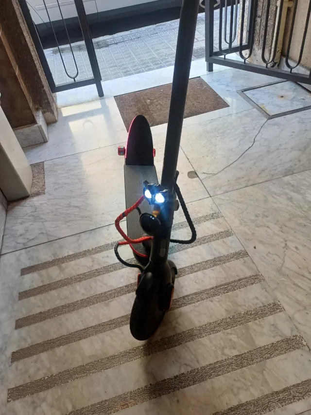Patinete eléctrico con luces LED
