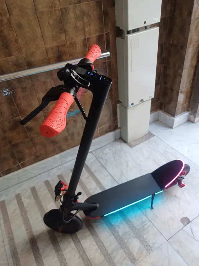 Patinete eléctrico con luces LED