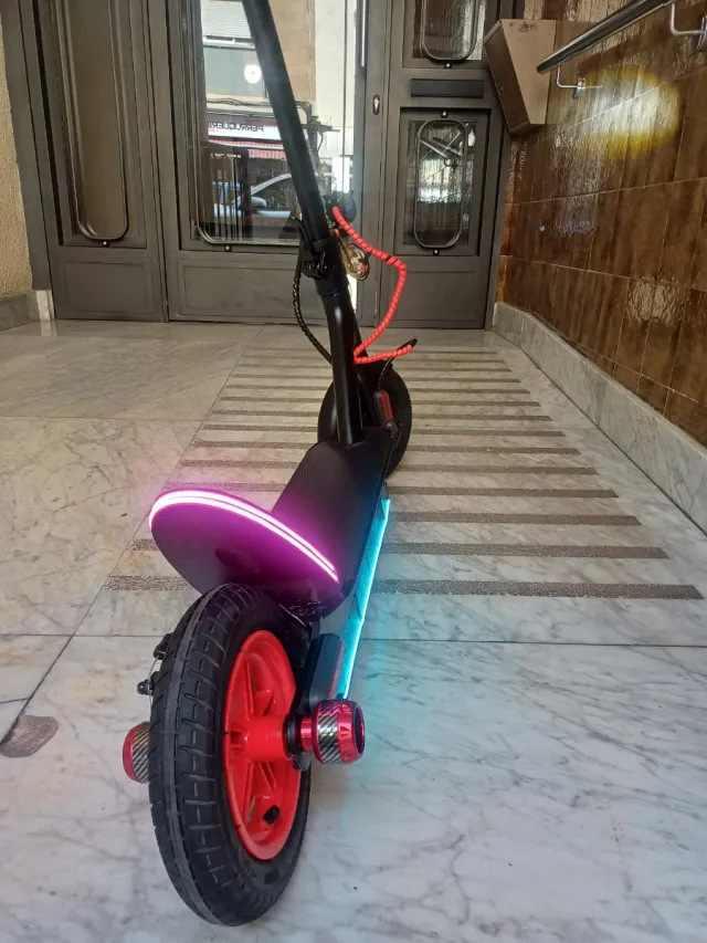 Patinete eléctrico con luces LED