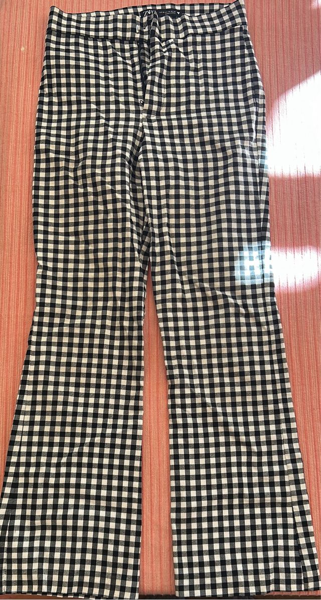 Pantalón de Zara de cuadro vichy blanco y negro