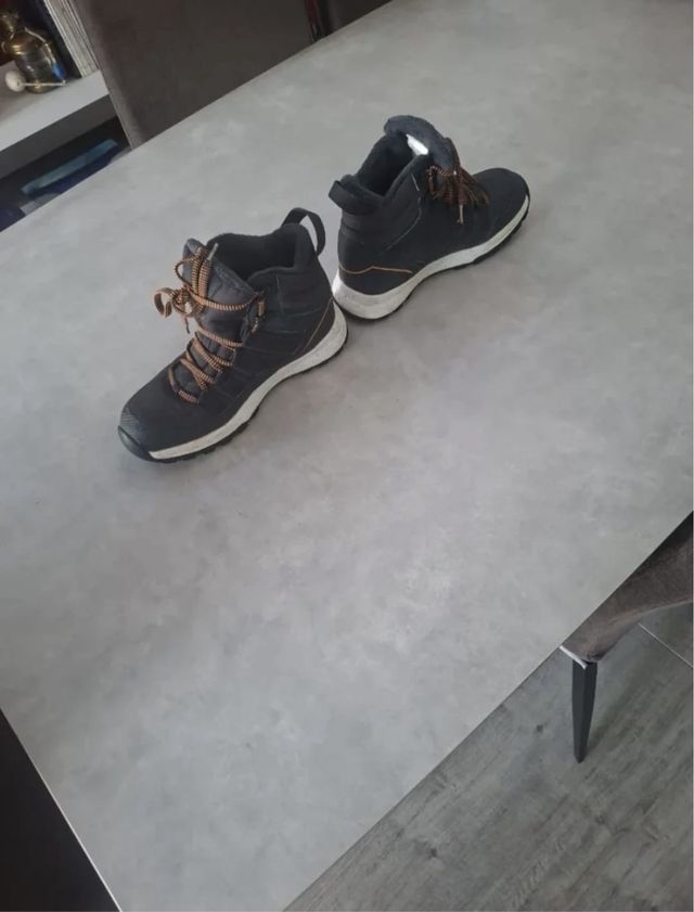 Zapatillas Quechua Negras y Naranjas Talla 42