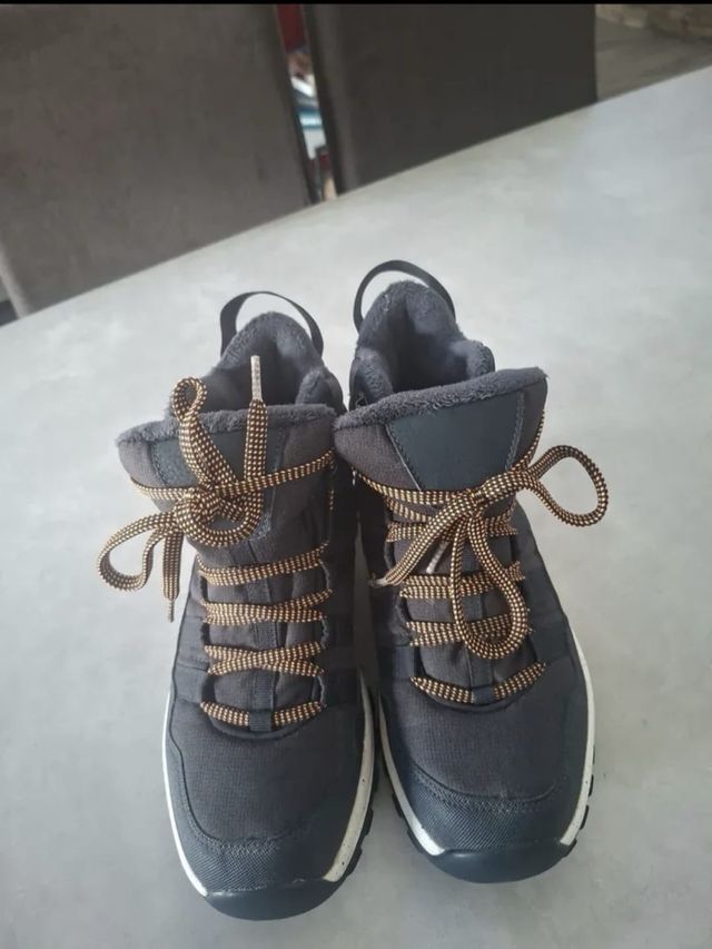 Zapatillas Quechua Negras y Naranjas Talla 42