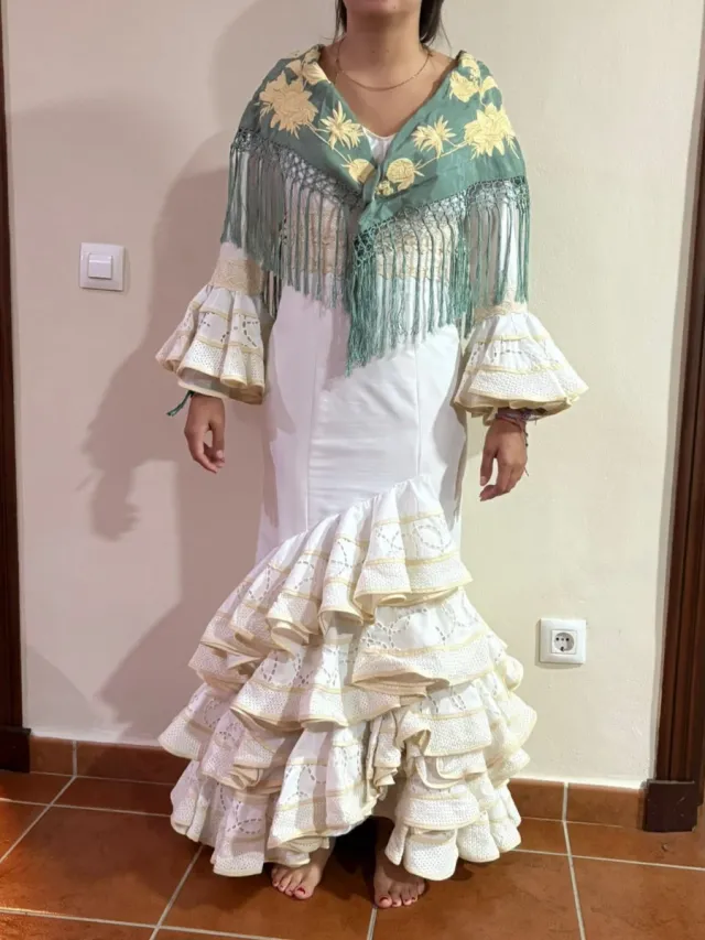Vestido Flamenca Blanco y Beige con tiras bordadas