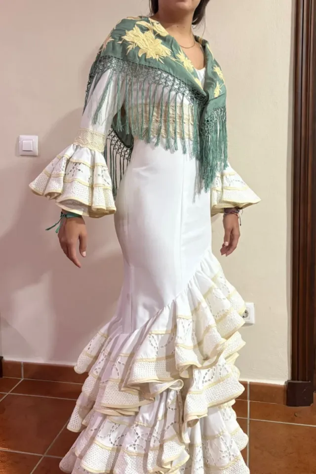 Vestido Flamenca Blanco y Beige con tiras bordadas