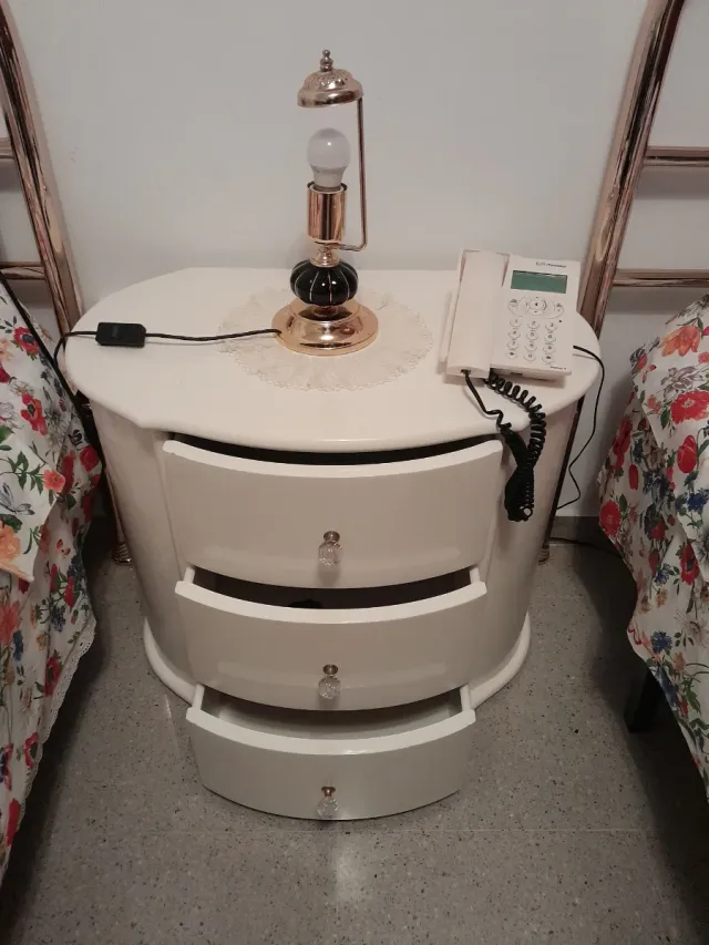 Mesita de noche blanca y dorada