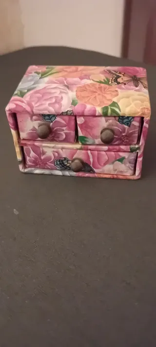 Cassettiera con cassetti decorata floreale