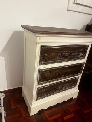 Mesita de noche de madera y tela