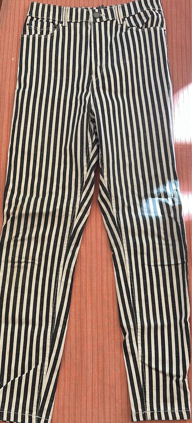 Tejano pitillo de rayas blancas y negras