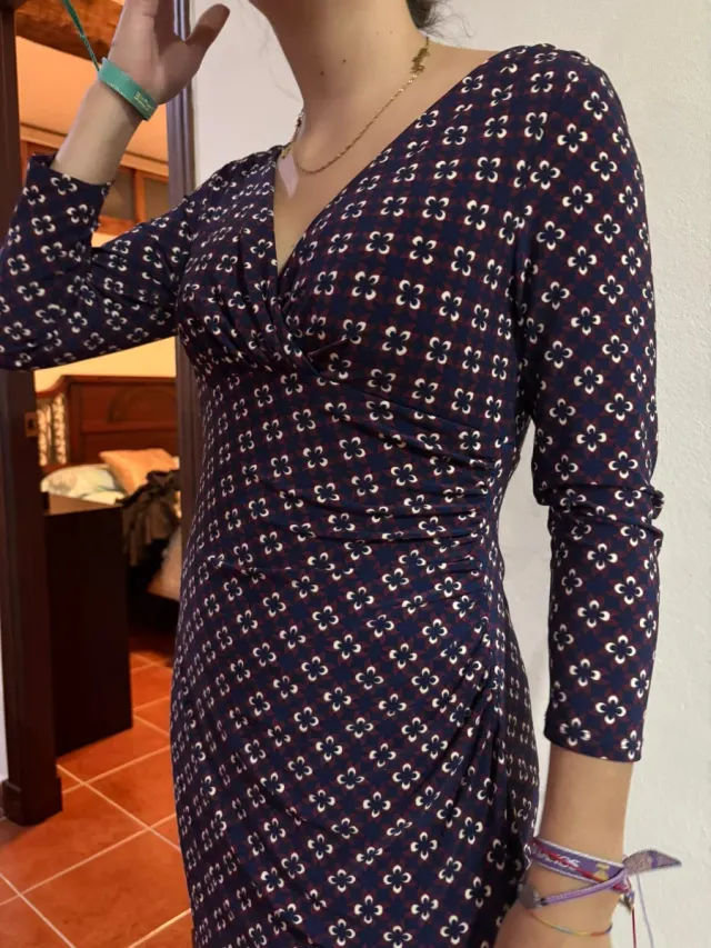 Vestido elegante con estampado discreto