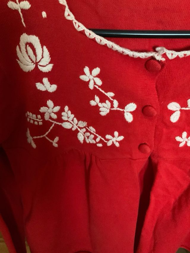 Chaqueta roja bordada