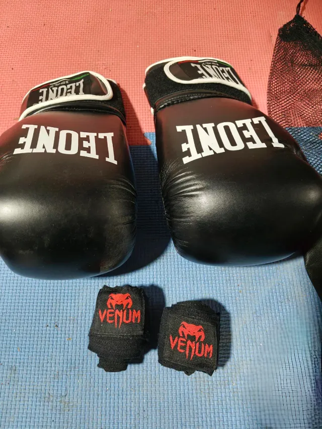 KIT BOXEO SACO ENERGETICS + GUANTES LEONE + VENDAS