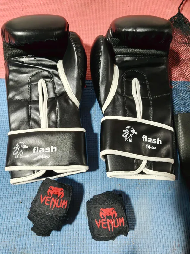 KIT BOXEO SACO ENERGETICS + GUANTES LEONE + VENDAS