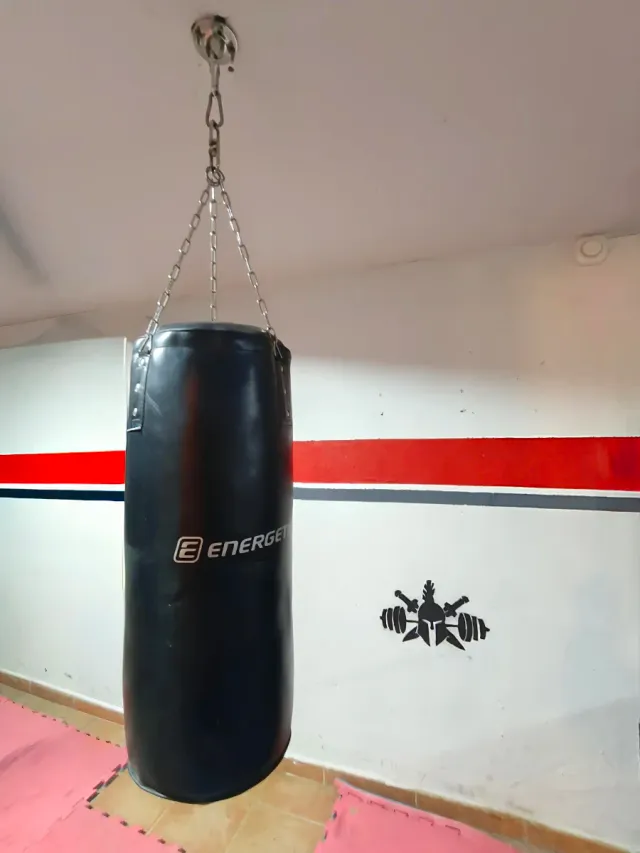 KIT BOXEO SACO ENERGETICS + GUANTES LEONE + VENDAS