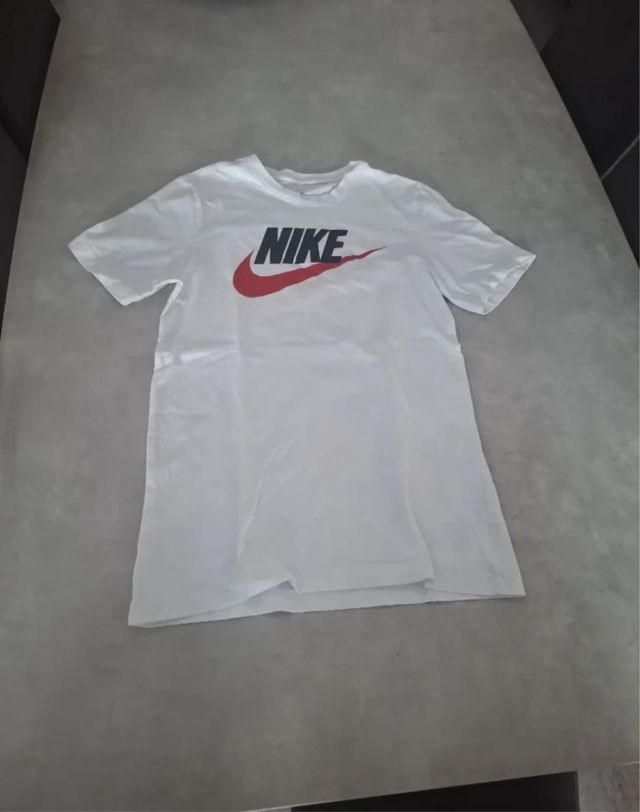 Camiseta Nike Blanca Logo Rojo