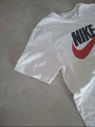 Camiseta Nike Blanca Logo Rojo
