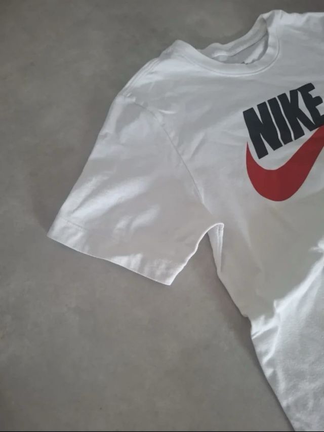 Camiseta Nike Blanca Logo Rojo