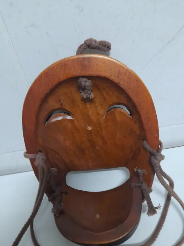 Máscara de madera vintage coreana