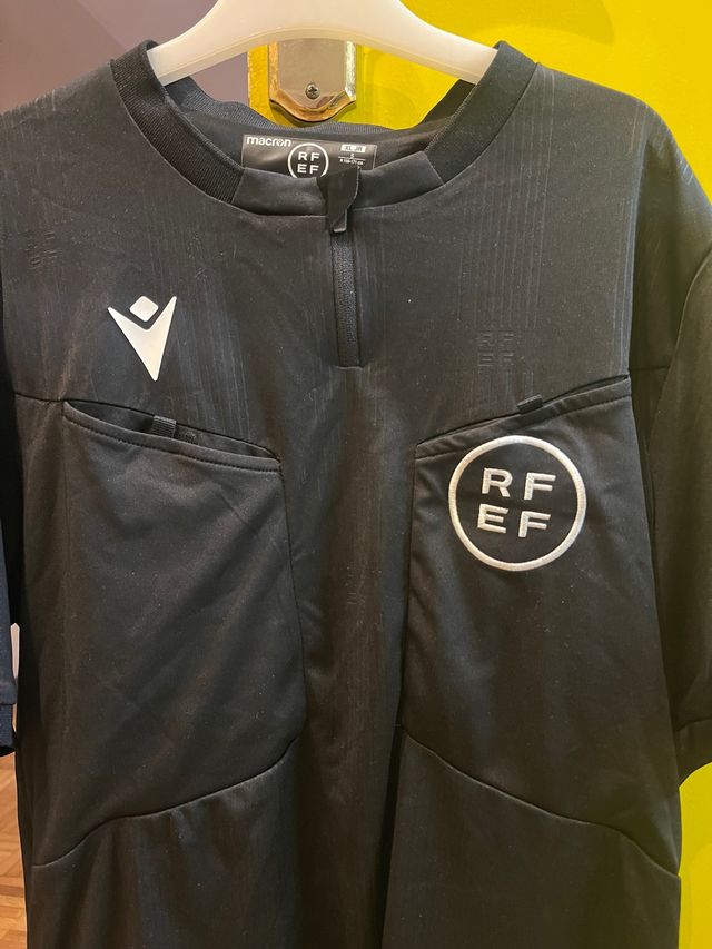 Camiseta árbitro Macron Negra Talla Junior.