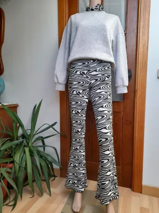 Pantalón campana estampado blanco y negro