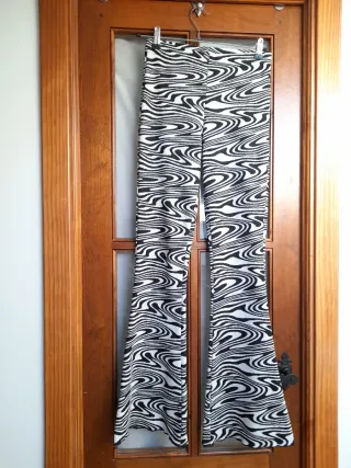 Pantalón campana estampado blanco y negro