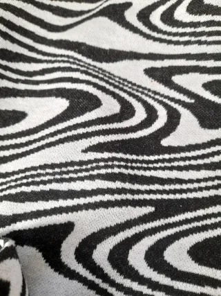 Pantalón campana estampado blanco y negro