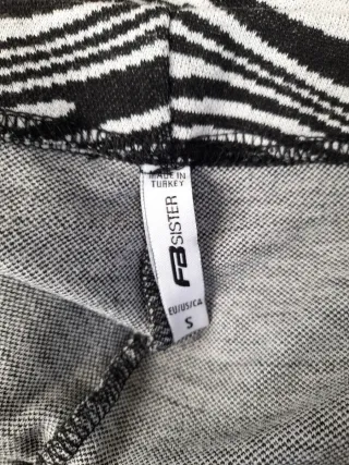 Pantalón campana estampado blanco y negro