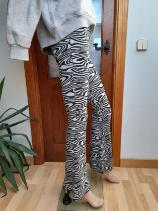 Pantalón campana estampado blanco y negro