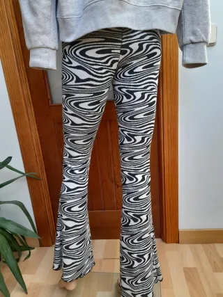 Pantalón campana estampado blanco y negro