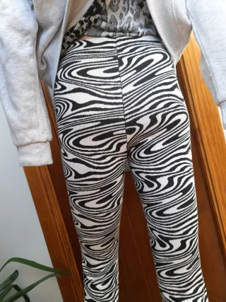 Pantalón campana estampado blanco y negro