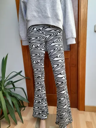 Pantalón campana estampado blanco y negro